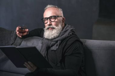 Evde içecek içme giden yaşlı adam