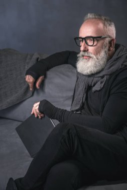 Sakin kitap elinde tutan adam olarak emekli