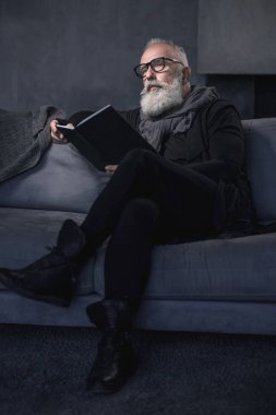 Ciddi tıraşsız emekli ilginç kitap okuma