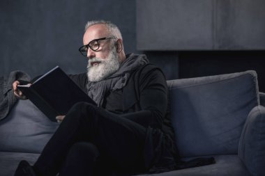 Birim bakan sakin sakallı olgun adam