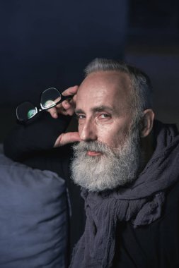 Dairede topografyanın düşünceli olgun erkek