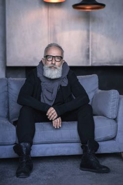 Dairede topografyanın ciddi olgun erkek