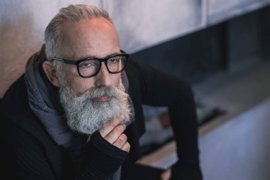 Dairede topografyanın sakin olgun erkek