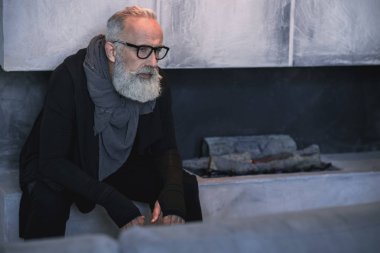 Ciddi evde oturan ihtiyar