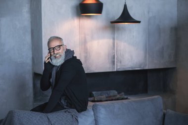 Giden olgun adam Mobile tarafından söylüyor