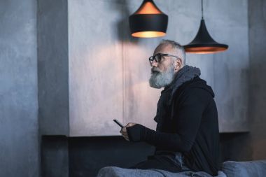 Sakin ihtiyar Mobile'da yazarak