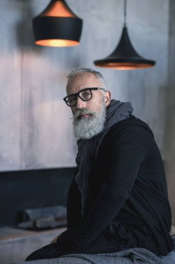 Sakin yaşlı adam odada bulma