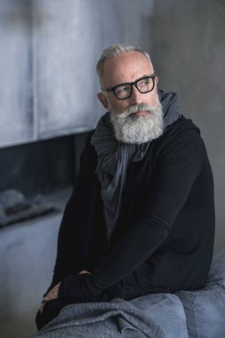 Dalgın emekli oturma odasında diyorum