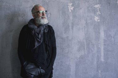 Düşünceli yaşlı adam odada diyorum