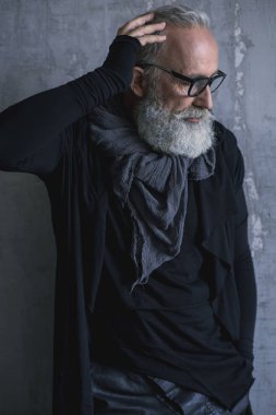 Yaşlı adam odada topografyanın büyüleyici ciddi