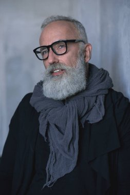 Neşeli tıraşsız adam duvara yaslanmış