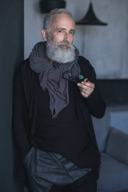 Sakin yaşlı adam odada diyorum