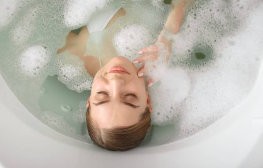 Bir küvet alarak sakin genç kadın