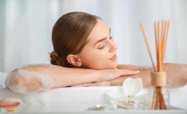 Sakin genç kadın banyo