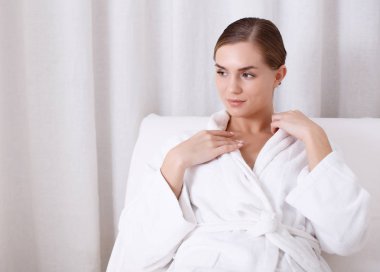 Şezlong Spa'da yatarken sakin genç kadın