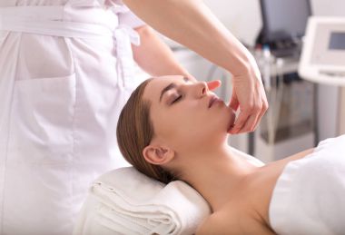 Yüzü güzel kız masaj masöz silah