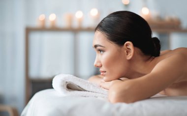 Çekici kız spa salonda dinleniyor