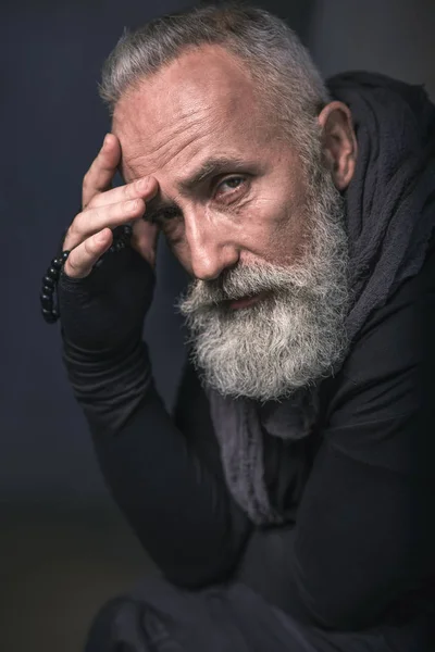 Calm old man holding beads — Stock Photo, Image