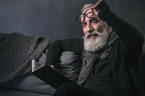 Feliz hombre maduro leyendo libro — Foto de Stock