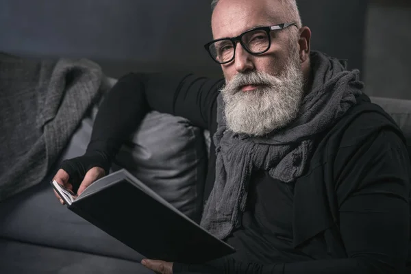 Sérieux retraite mâle lecture intéressant livre — Photo