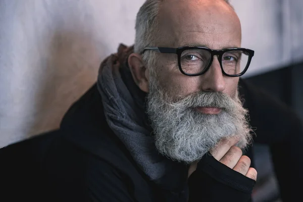 Grand-père sérieux homme localiser à la maison — Photo