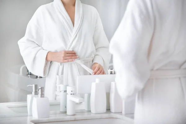 Chica fijación bata en el baño de spa — Foto de Stock