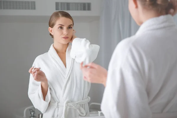 Wanita muda yang percaya diri di kamar mandi melihat cermin — Stok Foto