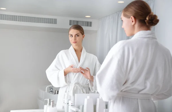 Muchacha atractiva posando frente al espejo en el baño — Foto de Stock