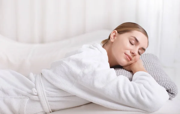 Peaceful girl sleeping after beauty salon treatment — Stock Photo, Image