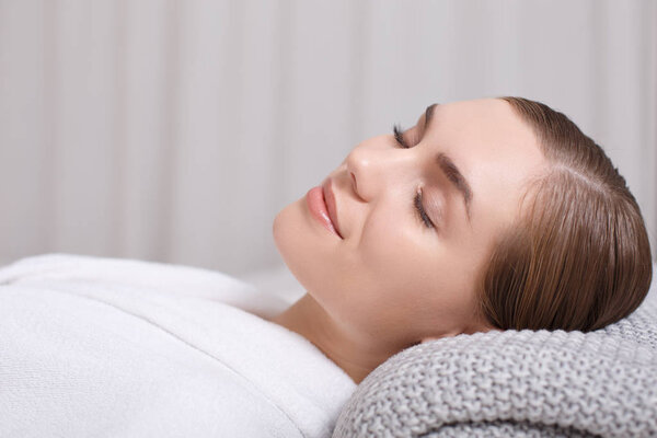 Спокойная девушка наслаждается отдыхом в спа-центре
