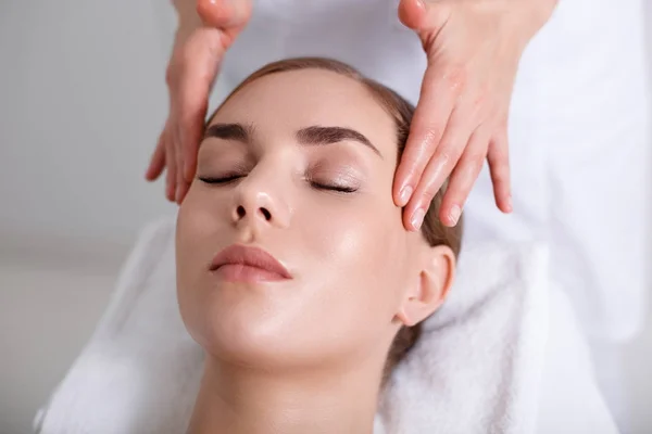 Profissional massagista massageando cabeça de menina — Fotografia de Stock