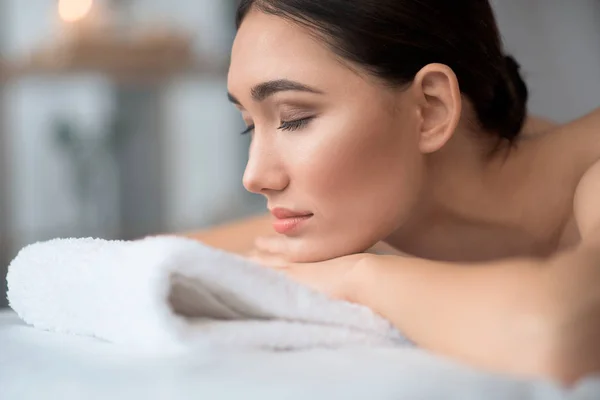 Ruhige nette Dame genießt Wellness-Prozedur im Spa — Stockfoto