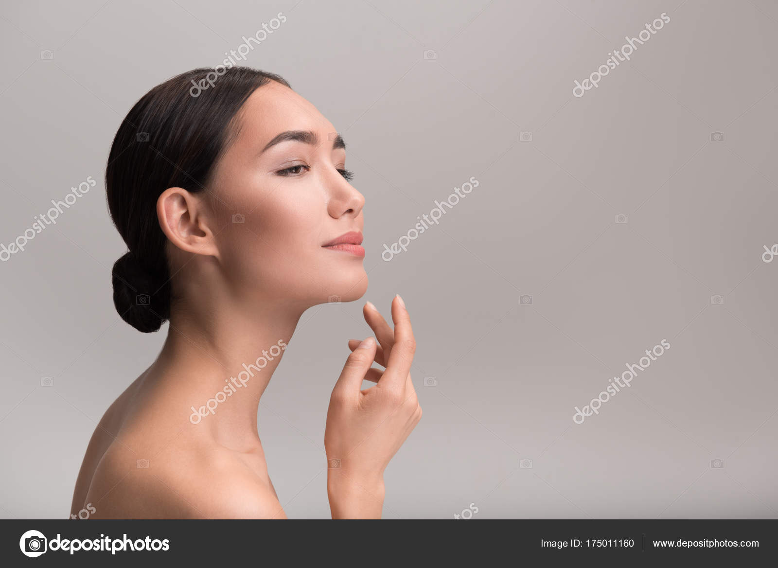 nagnul-golaya-devushka-s-idealnim-litsom-glubokiy-minet