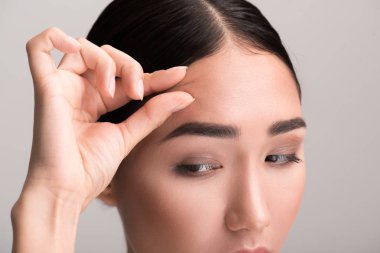 Zavallı kız onun cilt üzerinde spot gösterilen