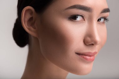 Zarif dalgın kadın mükemmel makyaj sergiliyor