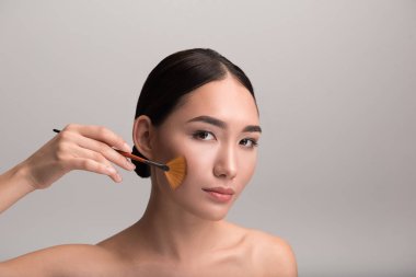 Zarif dalgın kız onun cilt bakım