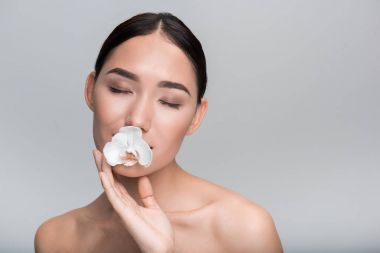 Çekici çekici kız Cilt Bakımı keyif alıyor