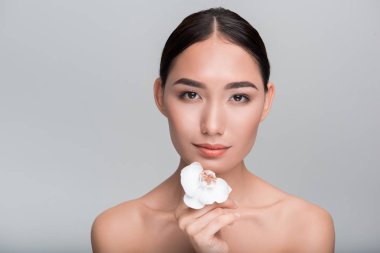 Çekici şık egzotik kız çiçek ile poz