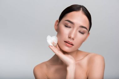 Sevimli kadın teninin keyif alıyor