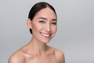 Çekici egzotik kadın geniş gülümsemeyle duruyor