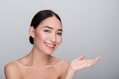 Zarif kadın gülümseyerek poz