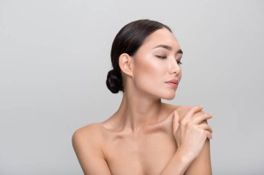 Dalgın genç kadın memnuniyetini dile getiriyor