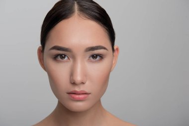 Çekici kız güvenle poz