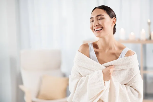 Felice ragazza attraente sta ridendo in salone spa — Foto Stock