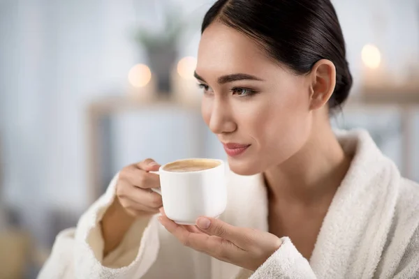 Mujer alegre está recibiendo placer de café caliente en el spa — Foto de Stock