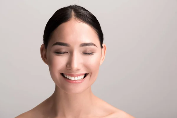 Menina nua elegante atraente está sorrindo — Fotografia de Stock