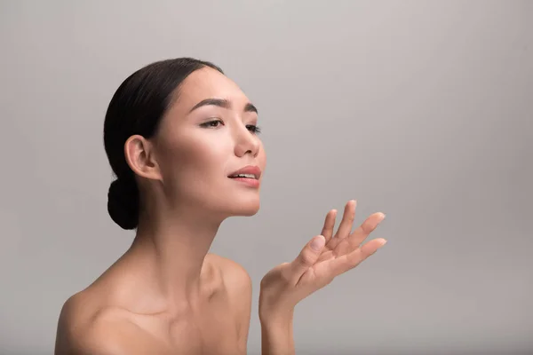 Mujer exótica reflexiva está expresando sensibilidad — Foto de Stock