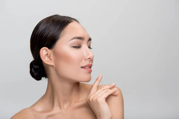 Vrolijke elegante meisje houdt van haar huid — Stockfoto