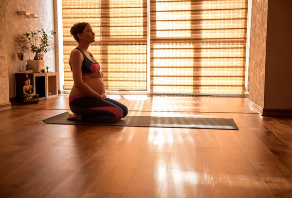 放松怀孕的女士在瑜伽课 — 图库照片