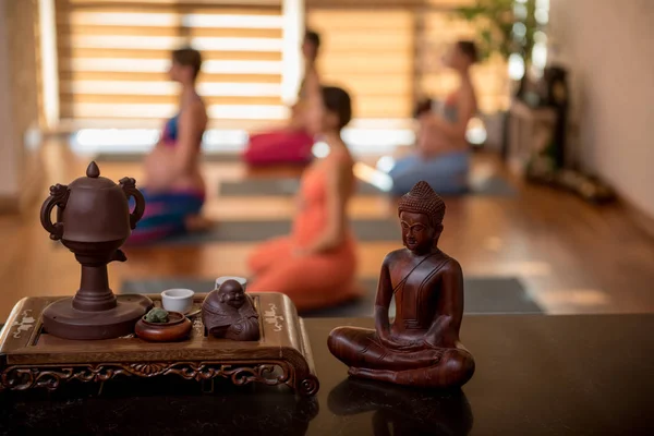 Bayanlar yararlı yoga yaparken rahatlatıcı — Stok fotoğraf